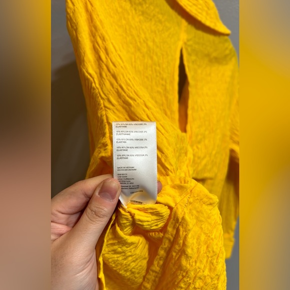 🍁Like New Women’s Urban Outfitters Key Hole Back Button Up - Picture 12 of 12